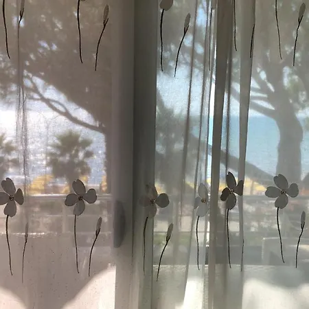 Mali I Robit Beachfront דירה